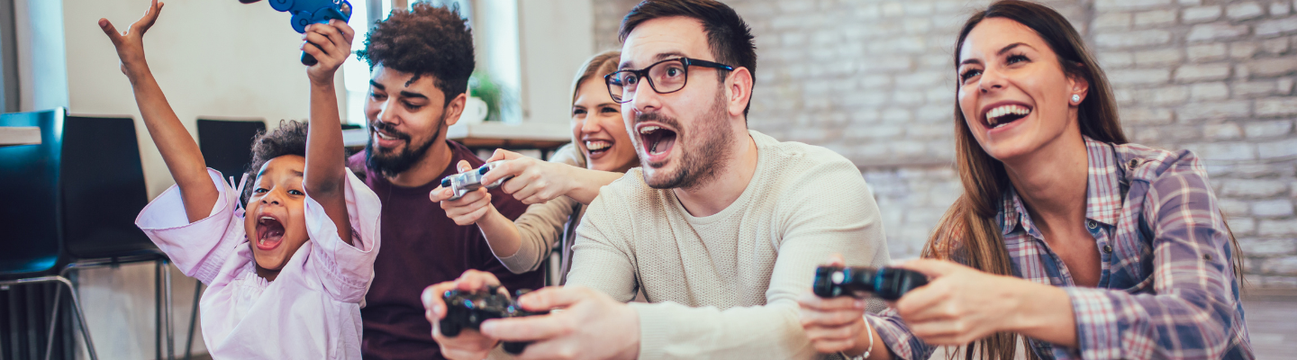 Persone giocano ai videogiochi ed esultano insieme