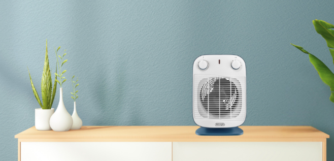 Un termoventilatore sopra un mobile in una stanza della casa
